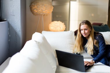 jonge vrouw op een sofa