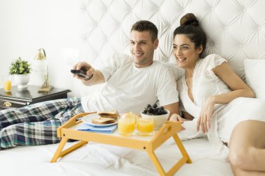 Genç çift yatakta.