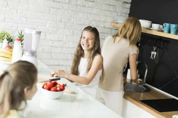 Madre e hijas en la cocina — Foto de Stock