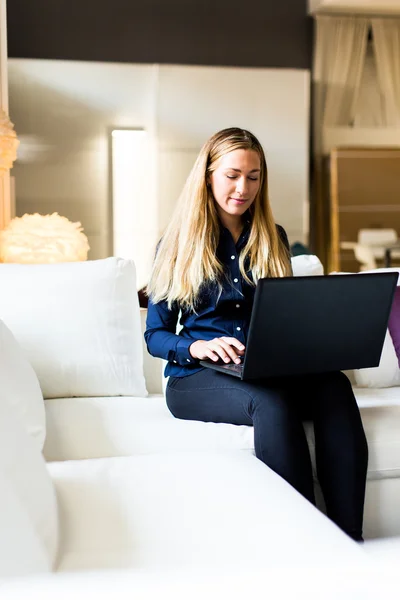 Junge Frau auf einem Sofa — Stockfoto