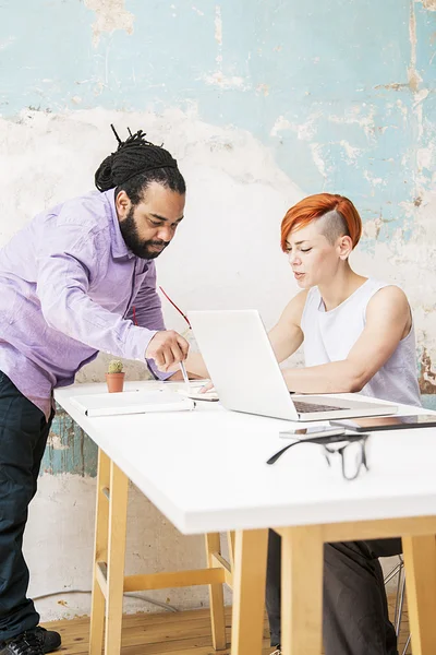 Junge Leute im Grunge-Büro — Stockfoto