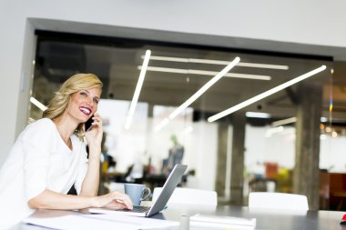İle ofis içinde hareket eden telefon müdür