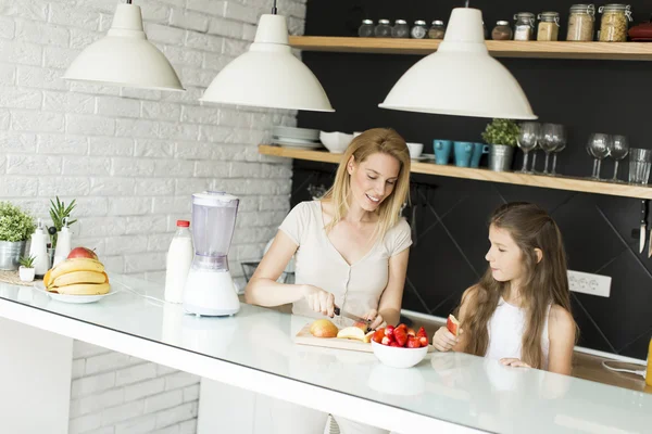 Voorbereiding en het mengen van smoothie — Stockfoto