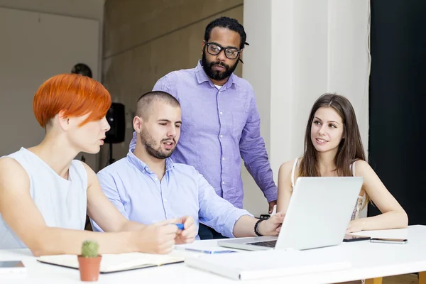 Jóvenes que trabajan en la oficina — Foto de Stock