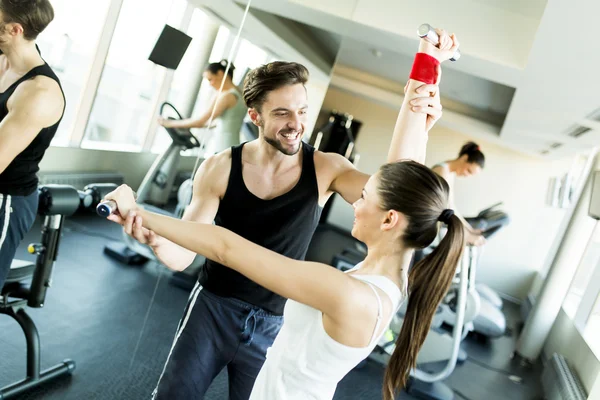 Jeune couple dans la salle de gym — Photo