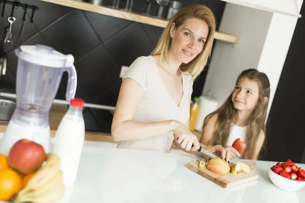 Voorbereiding en het mengen van smoothie — Stockfoto