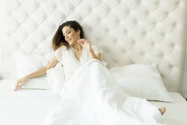 Молодая женщина в кровати — стоковое фото