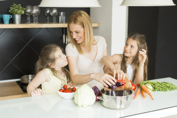 Mãe e filhas na cozinha — Fotografia de Stock