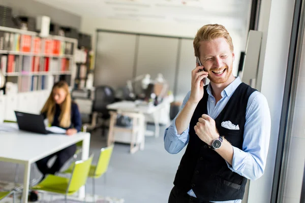 Jonge zakenman aan de telefoon — Stockfoto