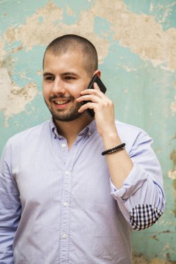 telefon ile genç adam