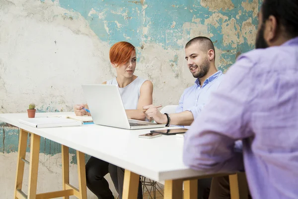 Jeunes travaillant au bureau de grunge — Photo