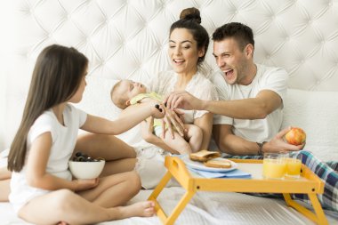 Yatakta genç familly