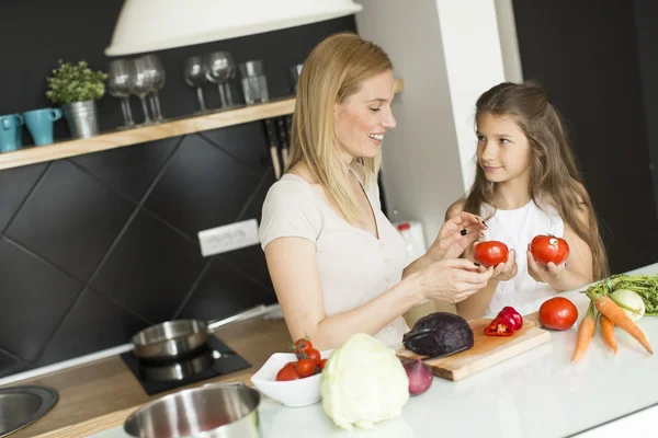 Preparazione e miscelazione del frullato — Foto Stock