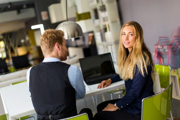 Jonge businness mensen in het kantoor — Stockfoto