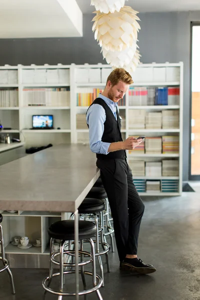 Ung affärsman med telefon — Stockfoto