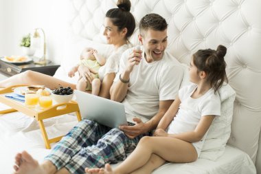 Yatakta genç familly