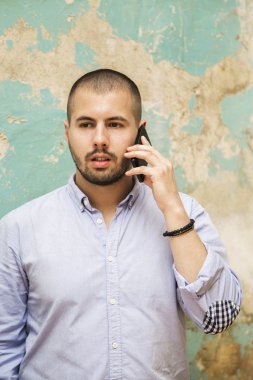 telefon ile genç adam