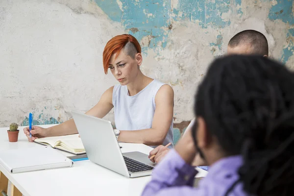 Young people working in the grunge office — Stock Photo, Image