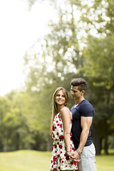 Liebespaar im Park — Stockfoto