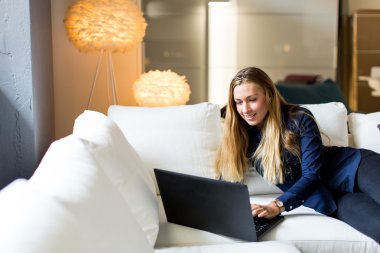 jonge vrouw op een sofa