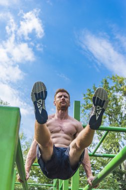 Egzersiz açık yapan erkek