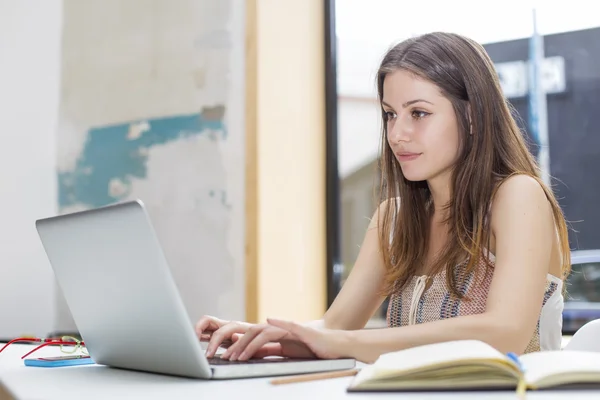 Jovem mulher com laptop — Fotografia de Stock