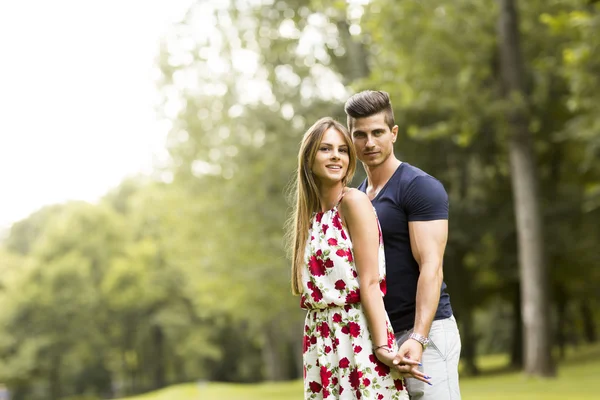 Couple aimant dans le parc — Photo