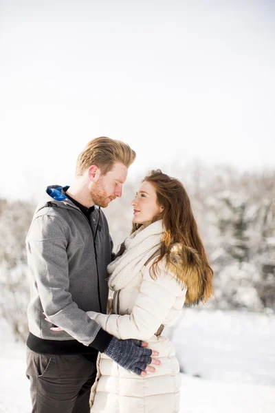 Liefdevol jong stel — Stockfoto