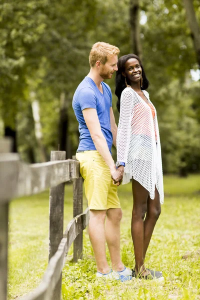Couple aimant près de la clôture — Photo