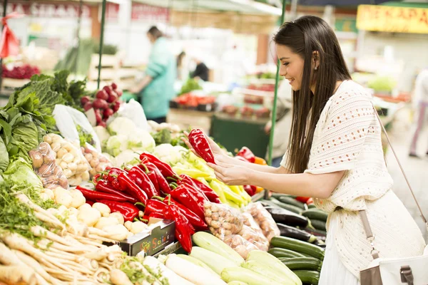 Jonge vrouw op de markt — Stockfoto