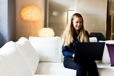 jonge vrouw op een sofa