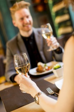 Genç çift diner sahip