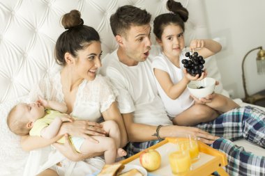 Yatakta genç familly