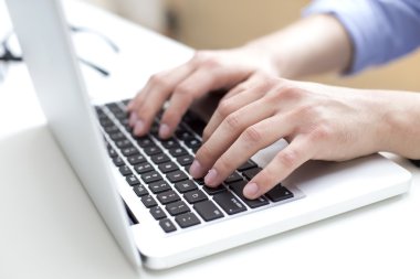 Ofis içinde belgili tanımlık laptop üzerinde işadamı