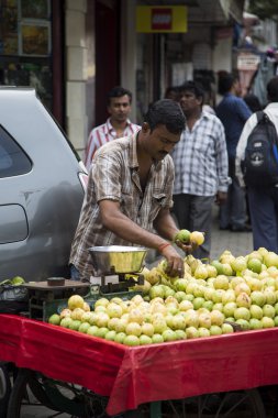 İnsanlar sokakta Mumbai
