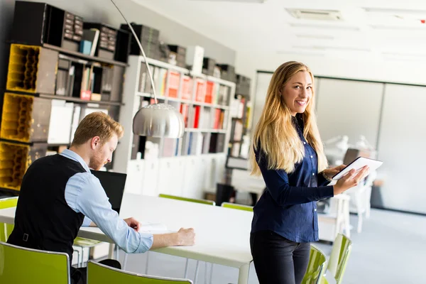 Vrouw met tablet in kantoor — Stockfoto