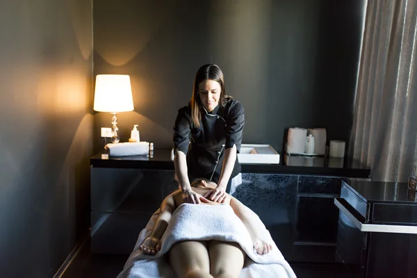 Ung kvinna med massage — Stockfoto