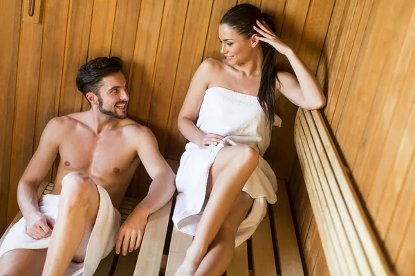 Jovem casal na sauna — Fotografia de Stock