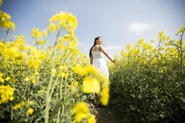 Ung kvinna i fältet våren — Stockfoto