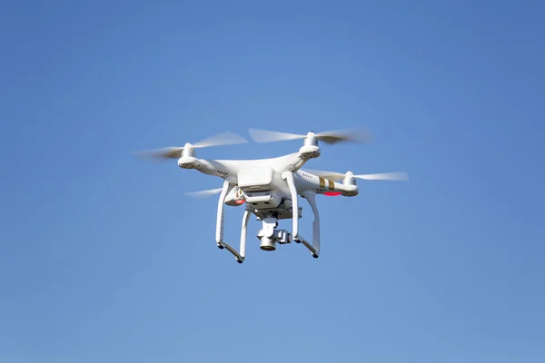 Witte drone zweven — Stockfoto