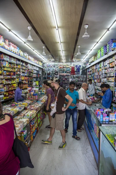 People in the shop of Mumbai — Stock Photo, Image