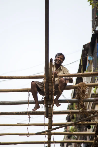 Man aan het werk op straat van Mumbai — Stockfoto