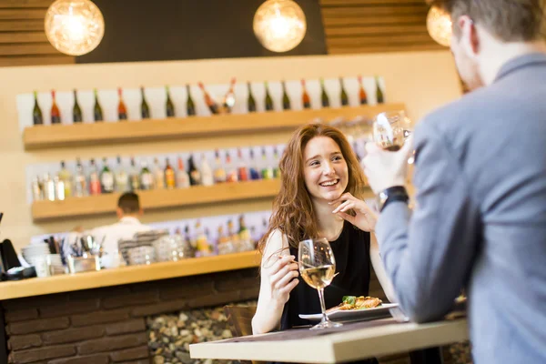 Pareja joven cenando — Foto de Stock