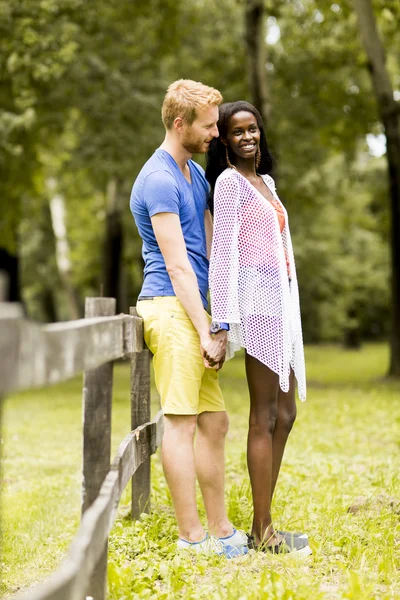 Pareja amorosa junto a la valla — Foto de Stock