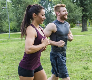 Genç çift koşuyor