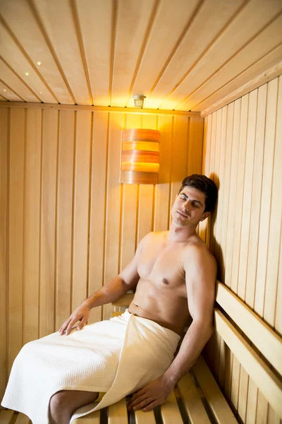 Jovem na sauna — Fotografia de Stock