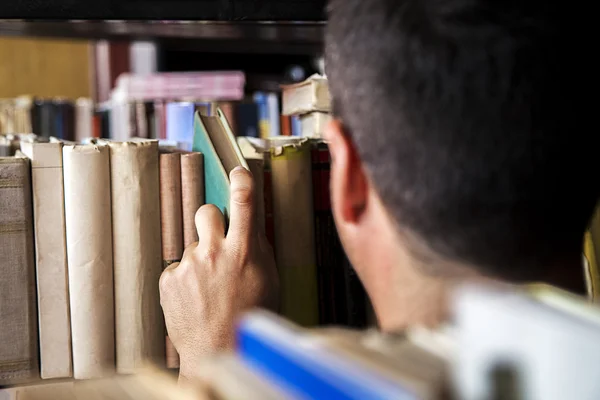 Uomo che sceglie un libro — Foto Stock