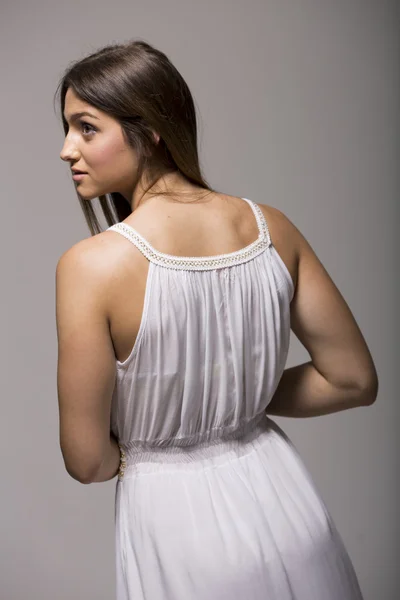 Mladá žena v bílých šatech — Stock fotografie