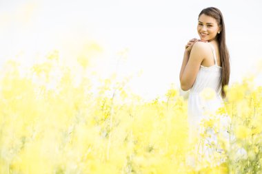 Bahar alanında genç kadın