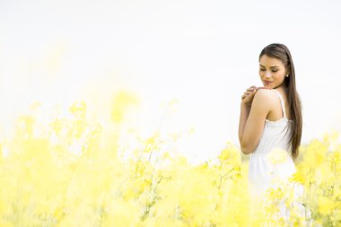 Bahar alanında genç kadın